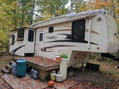 A large 5th wheel camper trailer? It's about 20 years old. Looks reasonable, will need a little work...