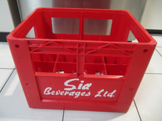 Vintage Sia Beverages Ltd.  Pop Bottle Plastic Carrier Circ 1980 in Arts & Collectibles in Mississauga / Peel Region - Image 2