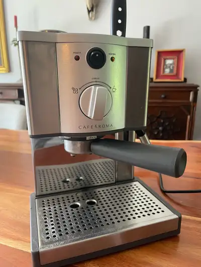 Machine à café Breville en excellente condition. Vient avec tous les accessoires.