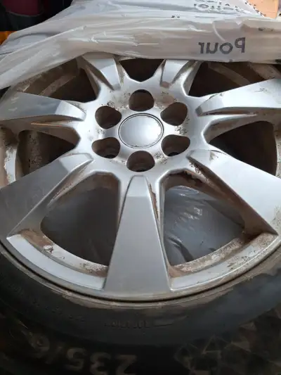 Pneus d'hiver Continental 235-65-R18. Les pneus sont rendus au profil minimal pour conduire, bons po...