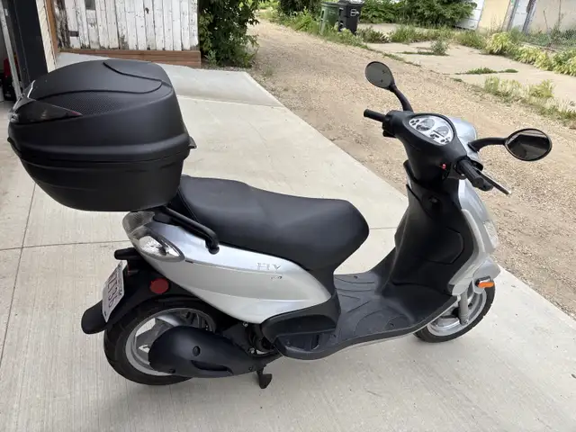 PIAGGIO FLY 150 SCOOTER 2009 in Scooters & Pocket Bikes in Edmonton - Image 3