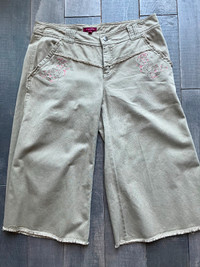 WOMAN'S 3/4 PANTS SPECIAL STYLE. SIZE 8/10. NEVER WORN. KHAKI