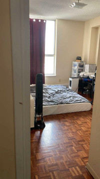 Sharing room avaliable for rent on downtown toronto