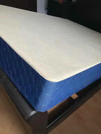 sommier Queen 60 pouces comme neuf, View more