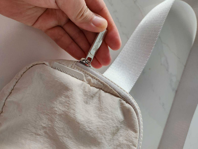 Lulumon belt bag  in Women's - Bags & Wallets in Ottawa - Image 4