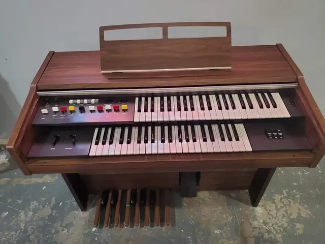 Electric organ in Pianos & Keyboards in Medicine Hat - Image 3