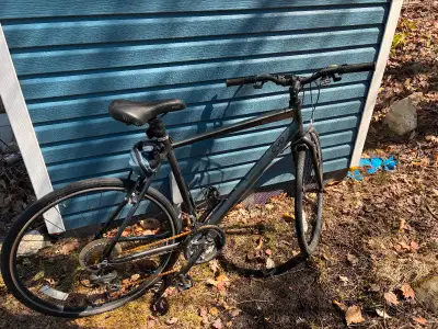 Vélo hybride à vendre de marque EVO fonctionne super bien just besoin d’un peu d’entretien , moi je...