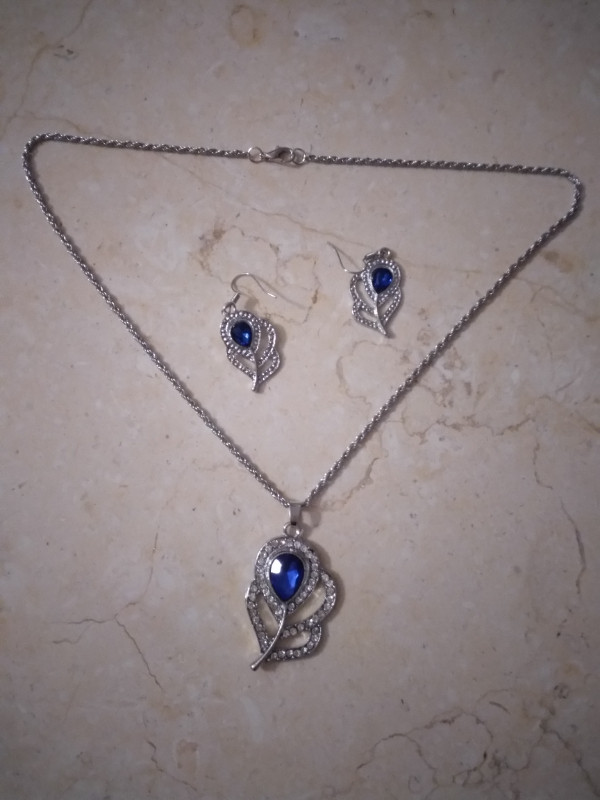 Earring and necklace set in Jewellery & Watches in Edmonton