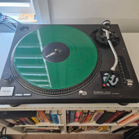 Technique 1200 turntable with flight case