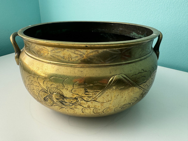 ANTIQUE BRASS POT WITH DRAGONS DESIGN in Home Décor & Accents in Mississauga / Peel Region