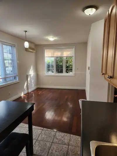 Spacious, open concept one bedroom condo in the King East neighbourhood, minutes from the Kitchener...