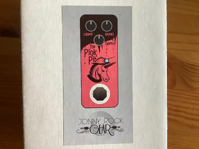 Johnny Rock Pink Pit Delay Pedal in Amps & Pedals in City of Montréal - Image 6