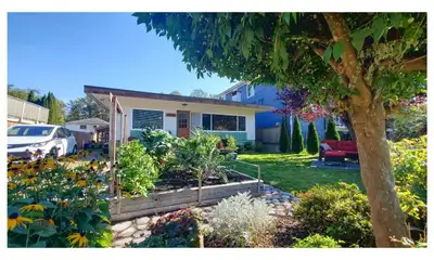 Entire House 1900 sqft - 3 bedrooms, 1 bathroom Located in a great downtown Squamish neighbourhood,...