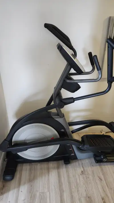Elliptique ProForm 9.9 en excellent état., View more