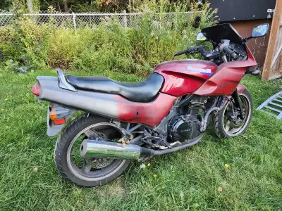 1996 Kawasaki Ninja EX500 Starts up and runs, the key ignition is a bit finicky and needs to be in a...