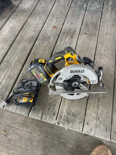 This pre-owned DEWALT XR Brushless circular saw delivers professional-grade cutting performance for...