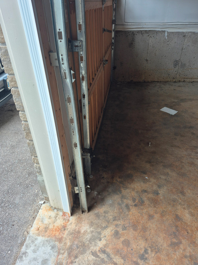 Garage Door Track Repair in Construction & Trades in Mississauga / Peel Region - Image 2