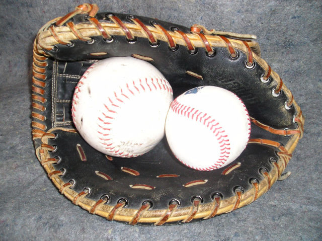 Baseball Gloves, RIGHT HAND (RH)), 11 inches in Baseball & Softball in City of Toronto - Image 4