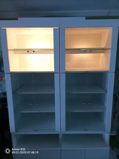 Meuble blanc en mélamine de marque ''Gervais'' vitré, éclairage intérieur, une tablette par module s...