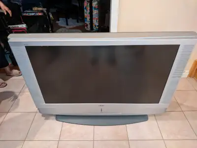 SONY GRAND VEGA 50” LCD TV KF-50WE620 Working, projection bulb still got plenty of life. Picture is...