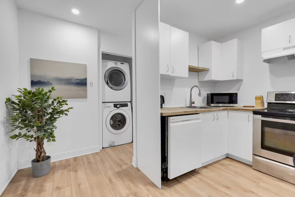 Large Bright Furnished Room | Metro Frontenac | Parking | $850 — photo 3