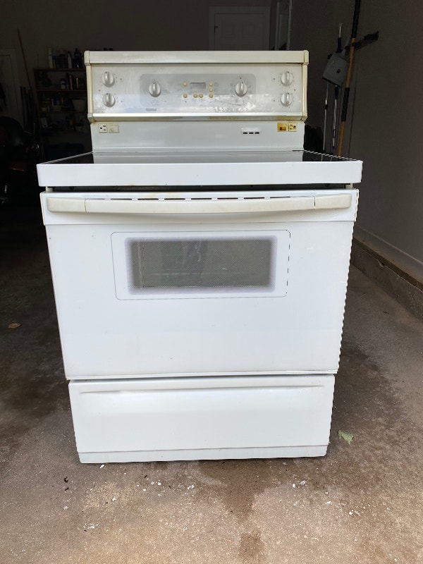 Stove GE flat top cook surface plus a range hood Stoves, Ovens