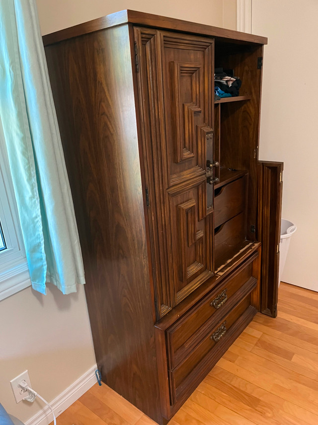 Bedroom Set in Dressers & Wardrobes in Kitchener / Waterloo - Image 3