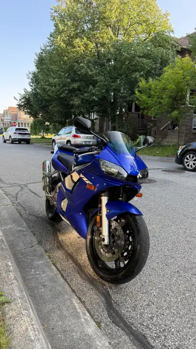 Super clean 2002 Yamaha R6. 38,000km Clean title in hand Specifications: - Yorshima slip-on exhaust...