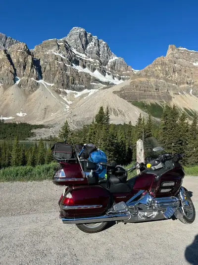 2006 Honda Goldwing. Not saftied yet 98,500 miles. It shows miles instead of kilometers. Tires front...