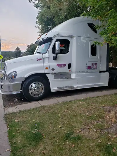 2017 Freightliner Cascadia for sale. It has a DDT-16 motor and 18 speed Eaton manual transmission. I...