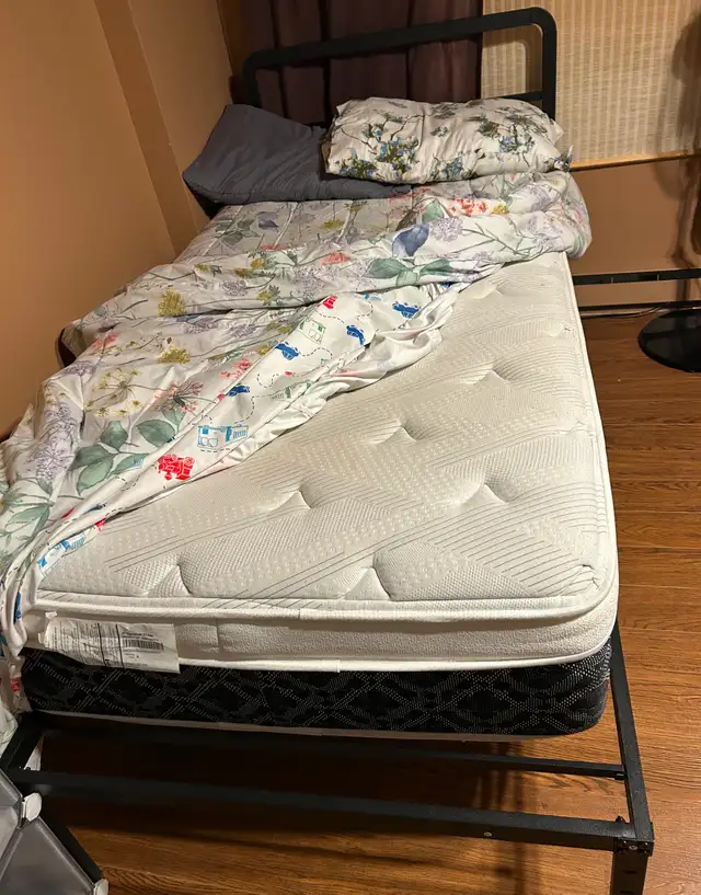 Twin XL avec tête de lit et matelas, draps et couvertures in Beds & Mattresses in Laval / North Shore - Image 6