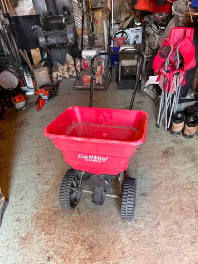 Fertilizer spreader for sale, works perfectly, $50 403-604-0425 text only