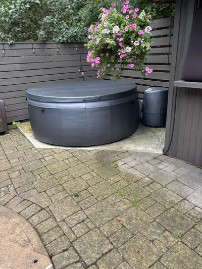 Softub 300 Prestige- graphite exterior, pearl interior , View more
