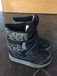Boys size 6 winter boots