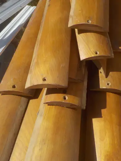 PLANCHES EN CHÊNE ARRONDIES ET 4 POTEAUX ALUMINIUM, View more