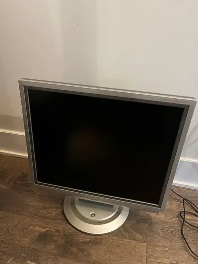 (English further below) -Dimensions: 29Hx 38L cm -Modèle/model: MultiSync LCD 1935NXM -Câble VGA inc...