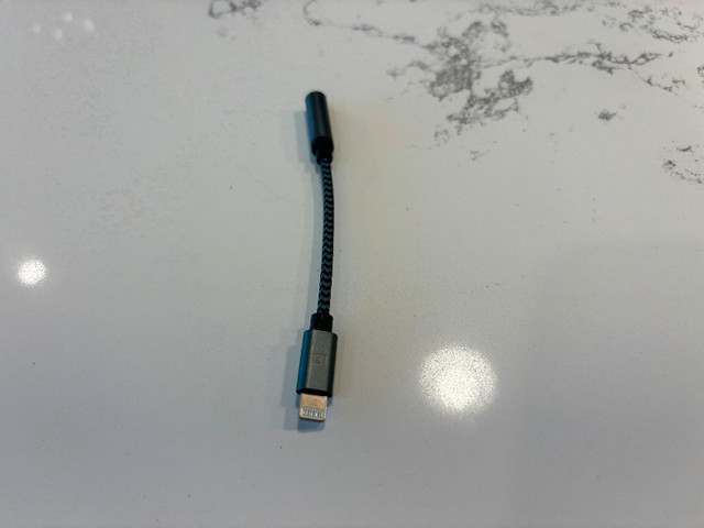 Apple 3.5mm to lightning headphones / microphone adapter in Cell Phone Accessories in St. Catharines - Image 2