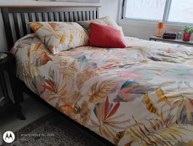 Meuble lit queen en bois d'érable teint 2 tons in Beds & Mattresses in Longueuil / South Shore - Image 2