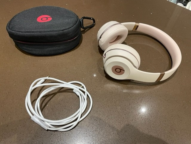 Beats Solo 3 wireless headphones in Headphones in City of Toronto - Image 2