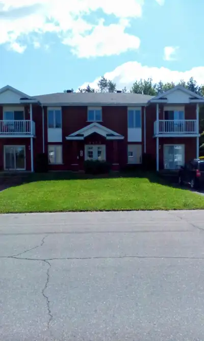 Grand 5 1/2 à louer au 1321, 21e avenue, Grand-Mère. 3 chambres, 1 salle de bains 2 stationnements A...