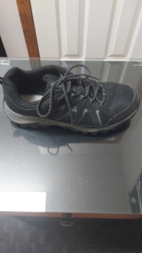 Merrell hiking shoes size 9M in great condition like new 50$