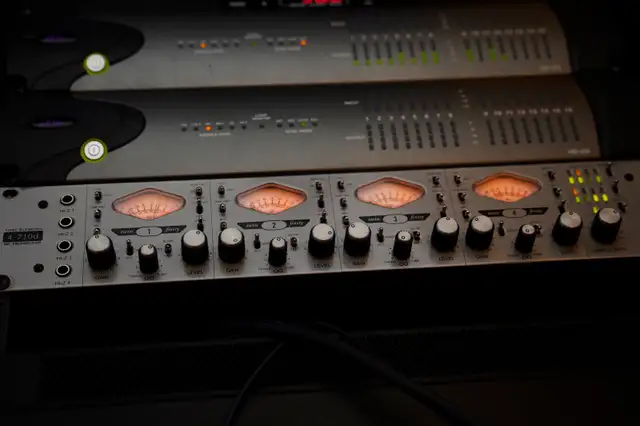 Universal Audio 4-710D Twin-Finity Mic Preamp / A-D