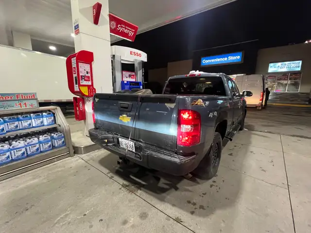 4X4 2010 CHEVROLET SILVERADO in Cars & Trucks in City of Toronto - Image 3