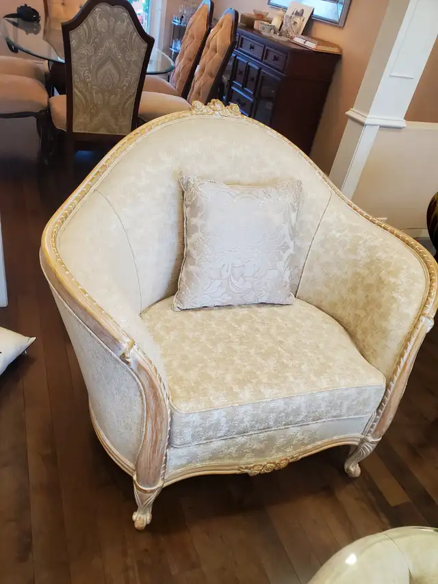 HIGH CLASS 4 PEICE SOFA SET in Couches & Futons in Hamilton - Image 6