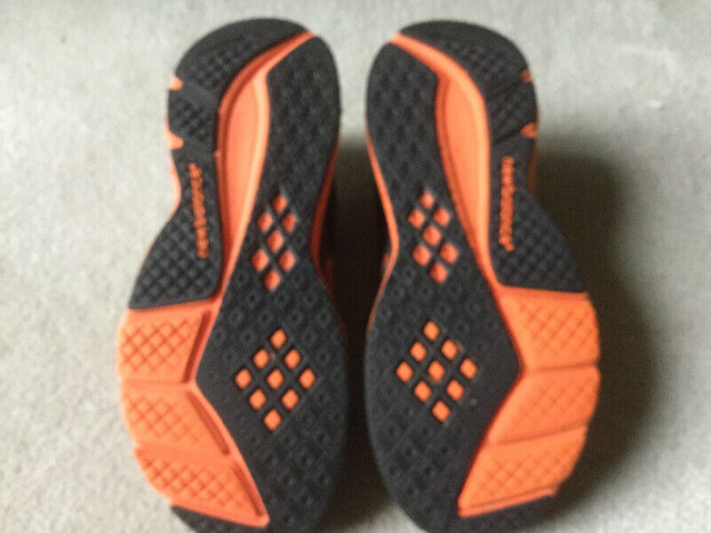NEW BALANCE RUNNING SHOES - YOUTH 4 (WIDE FOOT) in Other in Hamilton - Image 2
