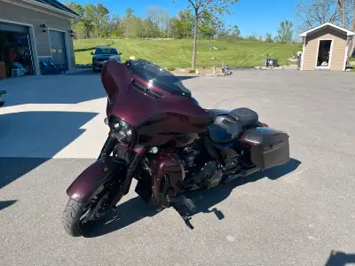 2019 CVO street glide , absolutely mint , most beautiful colour in person , driven 5 times , twin 11...