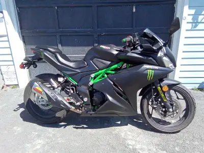 VENOM MOTORSPORTS X22-R MAX!! $2999.00!! A great sporty bike that is easy to ride for new riders. In...