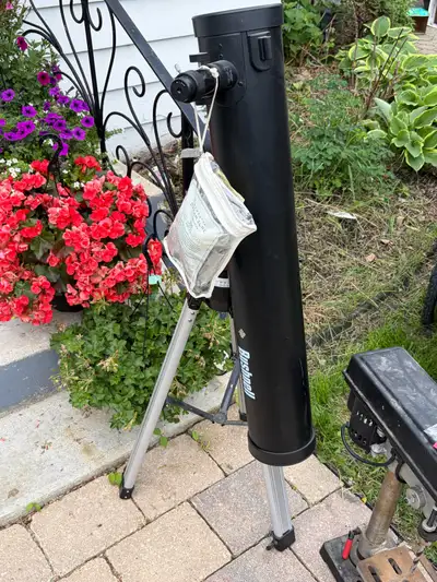 Explore the night sky with this pre-owned Bushnell telescope, perfect for beginner stargazers lookin...