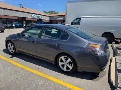 Fully loaded, powerful, luxurious and great on gas. What more would do you want? This Altima comes e...