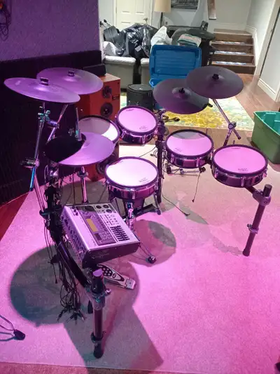 Really nice Roland V-drum kit. The processor is a TDW-20 with the expansion card. A huge amount of s...